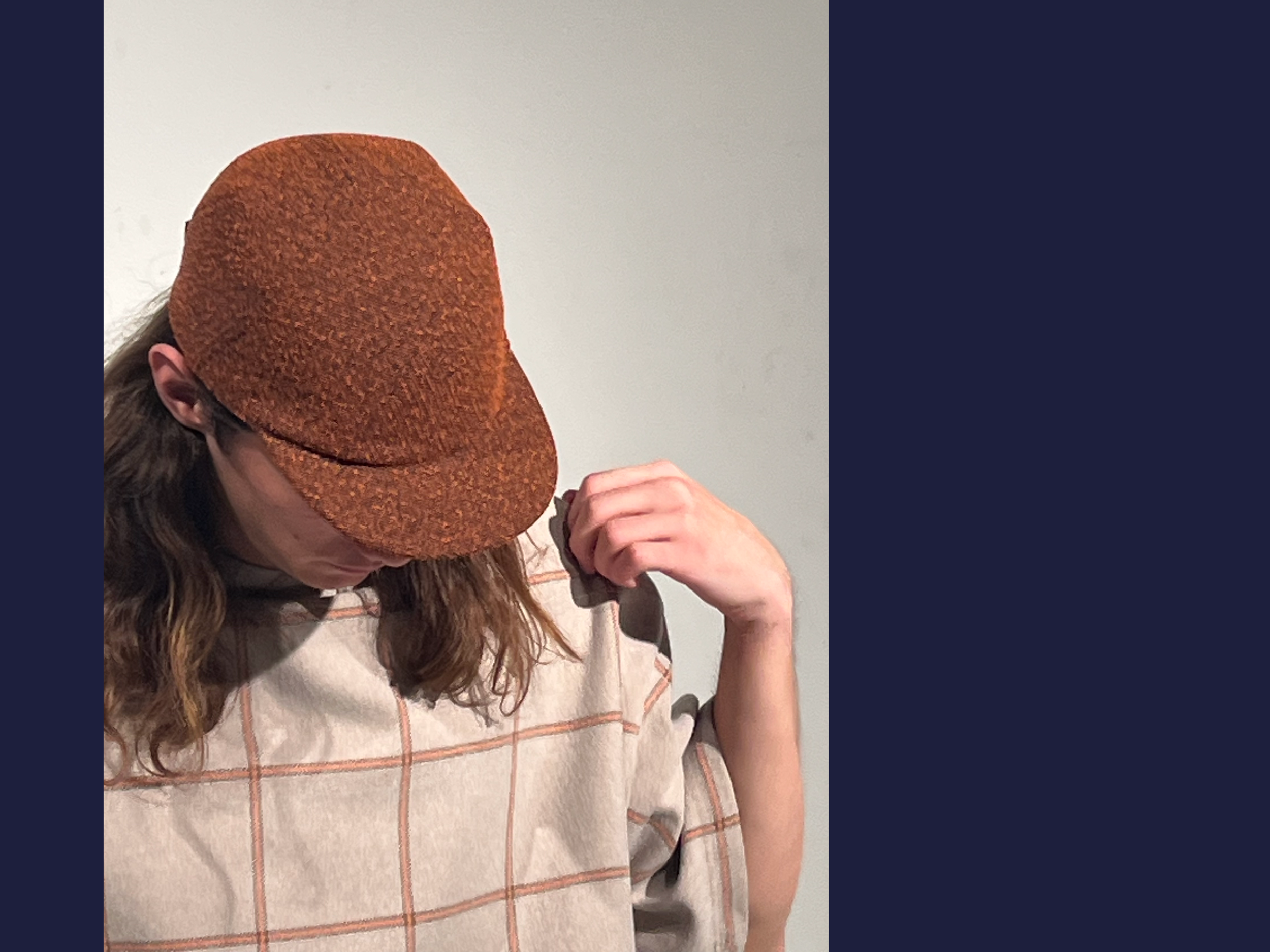 Martin is wearing a Le Panache Paris© cap N°118 made in France with Amaze Loop fabric from Gabriel © 100% recyclable polyester.