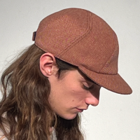 Martin is wearing a Le Panache Paris© cap N°120 made in France with Parcel Loop fabric from Gabriel © 100% recyclable polyester